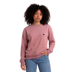 Mujer vistiendo buzo rosa salmón manga larga con jeans