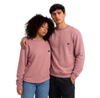 Pareja vistiendo buzo clásico color salmón unisex con bordado de oso