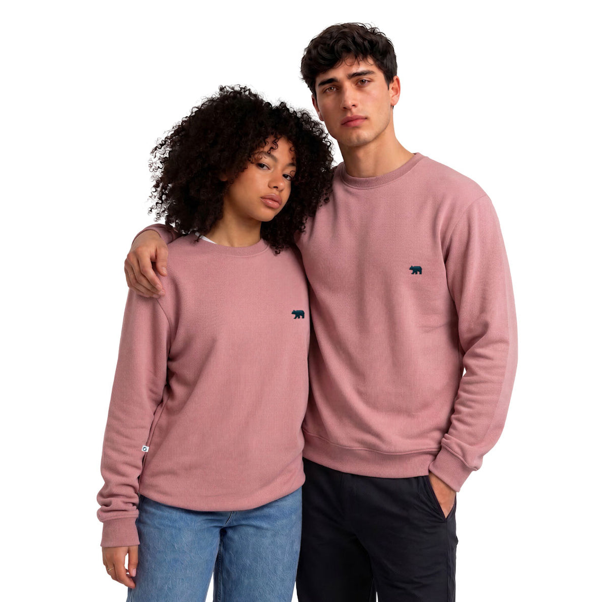 Pareja vistiendo buzo clásico color salmón unisex con bordado de oso